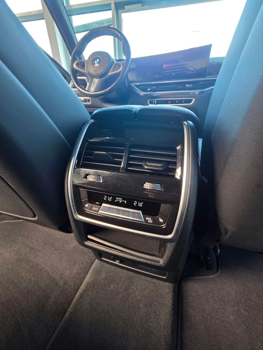 Fahrzeugabbildung BMW X7 xDrive 40 i M Sport/Voll/Skylounge, gestik