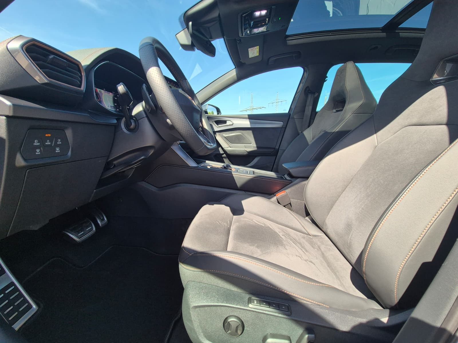 Fahrzeugabbildung CUPRA Leon 1.5 eTSI PANO*DCC*MATRIX*DINAMICA*AHK*5JG.