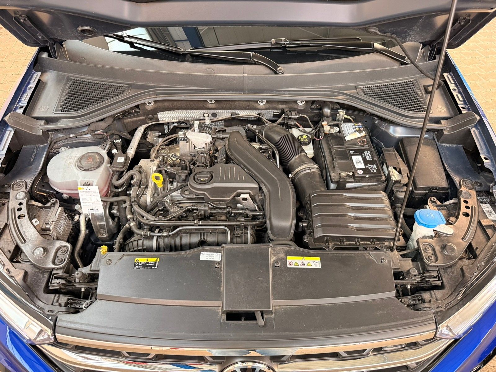 Fahrzeugabbildung Volkswagen T-Roc R-Line 1.5TSI DSG + Black Style + AHK + Ka