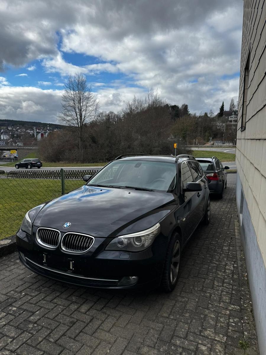 BMW 530 2009 — вигляд ззаду