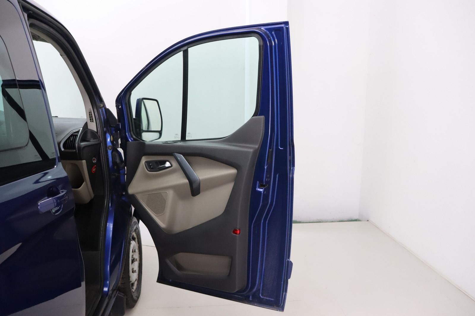 Fahrzeugabbildung Ford Tourneo Custom 2.2 TDCi * 8 Sitzplätze