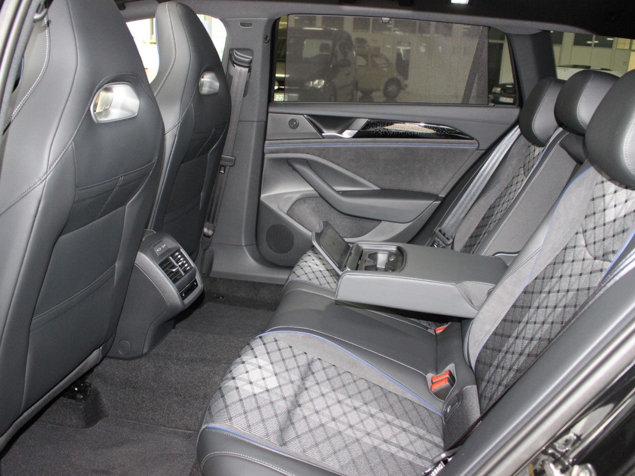 Fahrzeugabbildung Volkswagen Passat Variant 2.0 TDI SCR 4M R-LINE