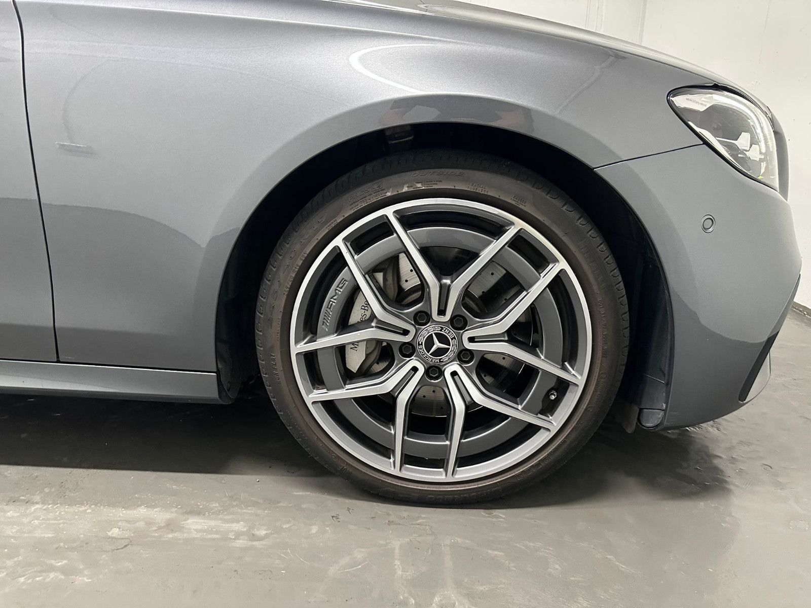 Fahrzeugabbildung Mercedes-Benz E 400 d 4MATIC T *AMG-LINE*PANO*AHK*LEDER*