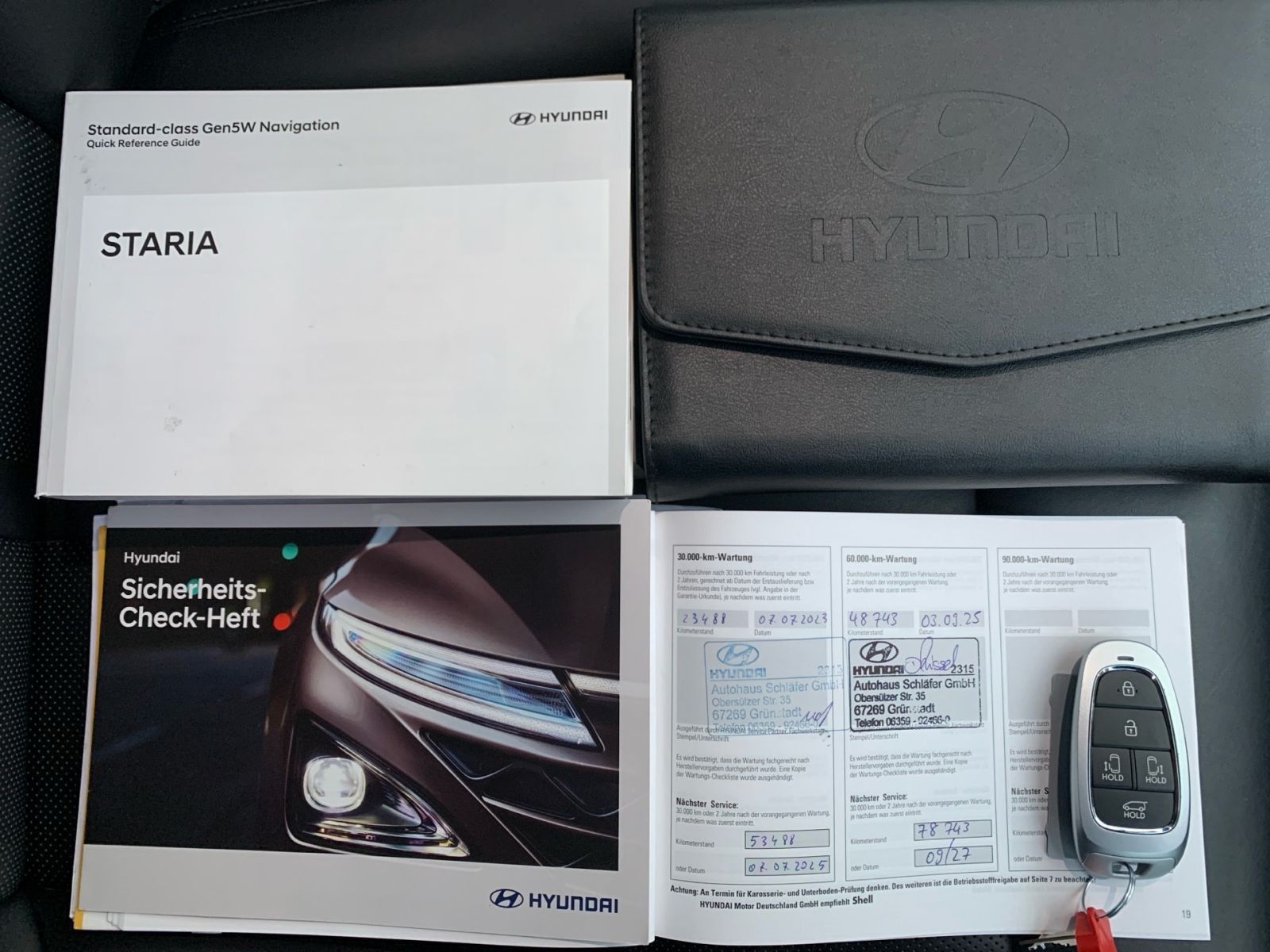 Fahrzeugabbildung Hyundai STARIA 2.2 CRDi Signature 4WD Leder AHK