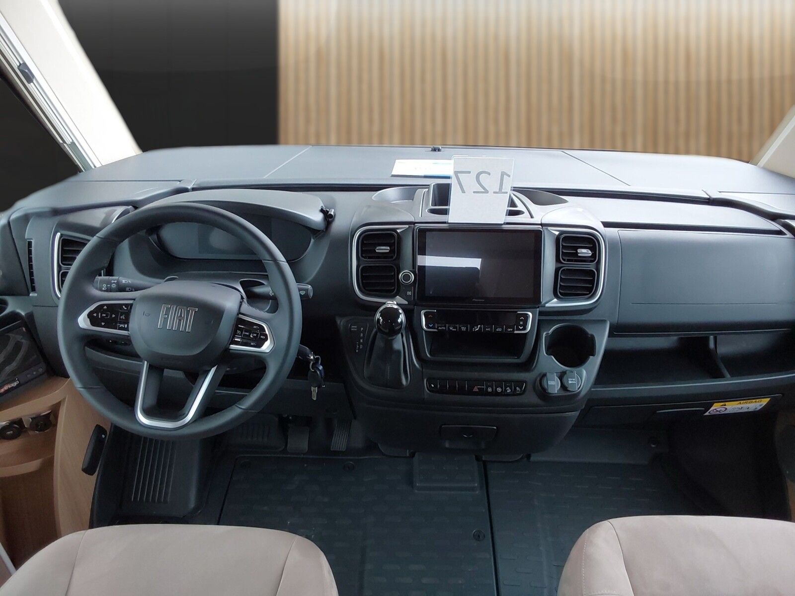 Fahrzeugabbildung Carthago c-compactline I 143 LE Fiat, TV, Navi, Rückfahrk