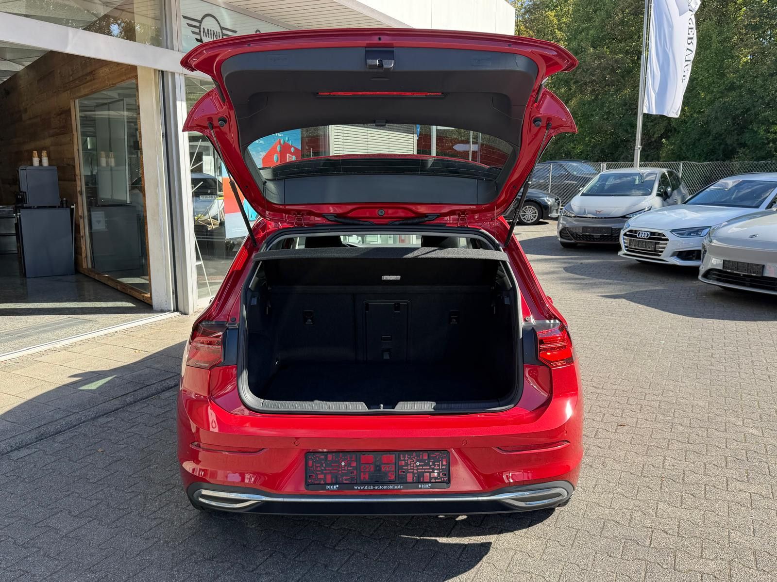 Fahrzeugabbildung Volkswagen Golf 1,5 eTSI Style >VIRTU+MEMO+LED+MASS+SHZ+ACC
