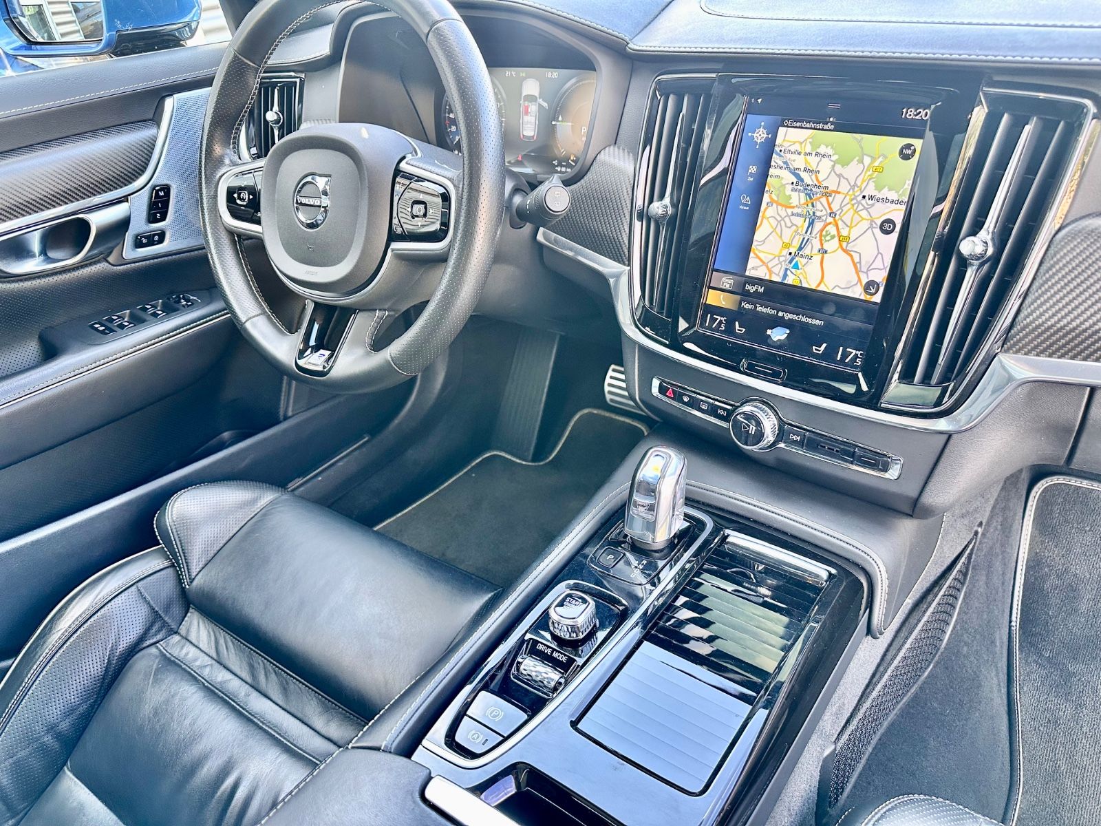Fahrzeugabbildung Volvo V90 KOMBI T8 R-DESIGN HYBRID AWD*AHK+VOLL+MOD.19
