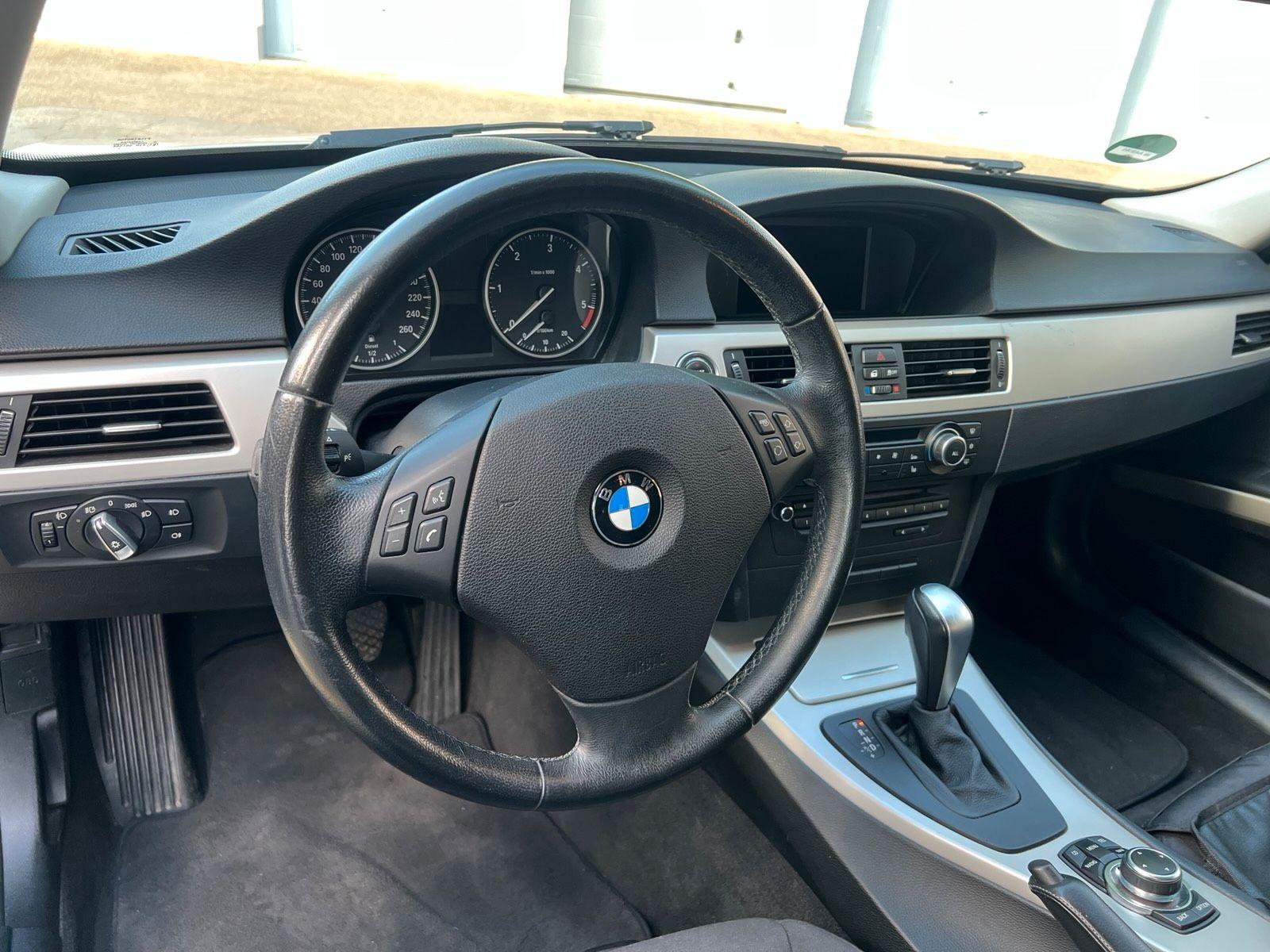 BMW 318 2011 — photo 8