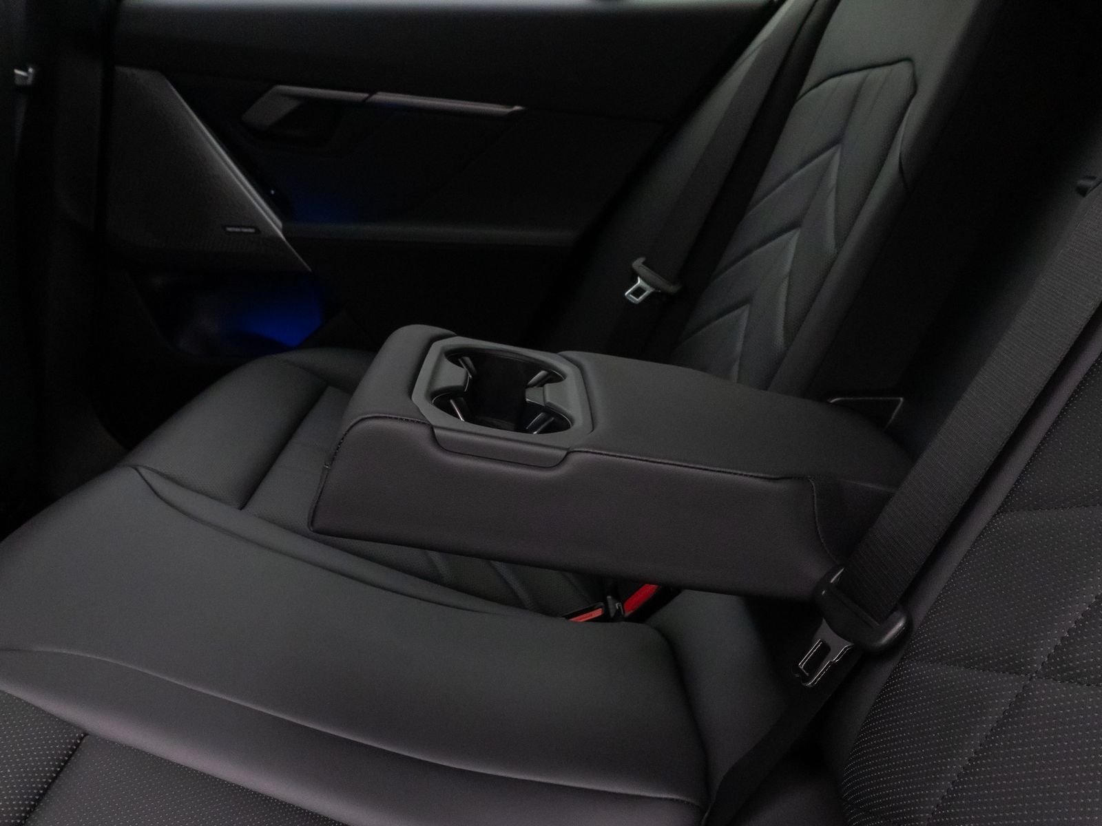 Fahrzeugabbildung BMW 520d M Sport 360°HUD DAB H/K AHK Komfort Alarm