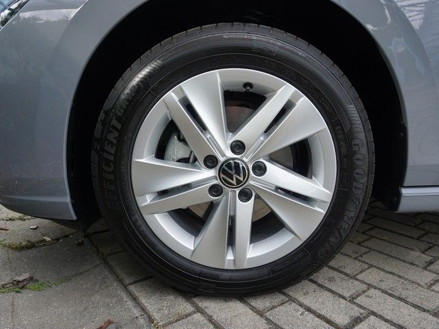 Fahrzeugabbildung Volkswagen Golf VIII TSI Life LED Navi AID ACC PDC SH LM