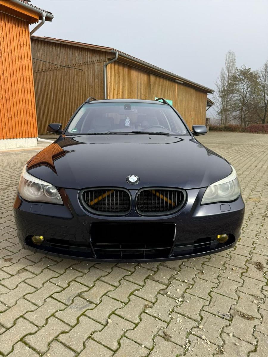 BMW 530 2005 — rear view