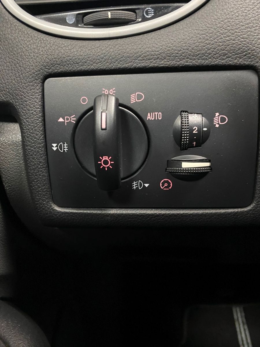 Fahrzeugabbildung Ford Focus 1.6 Turnier+NAVIGATION+GARANTIE+PDC+KLIMA+