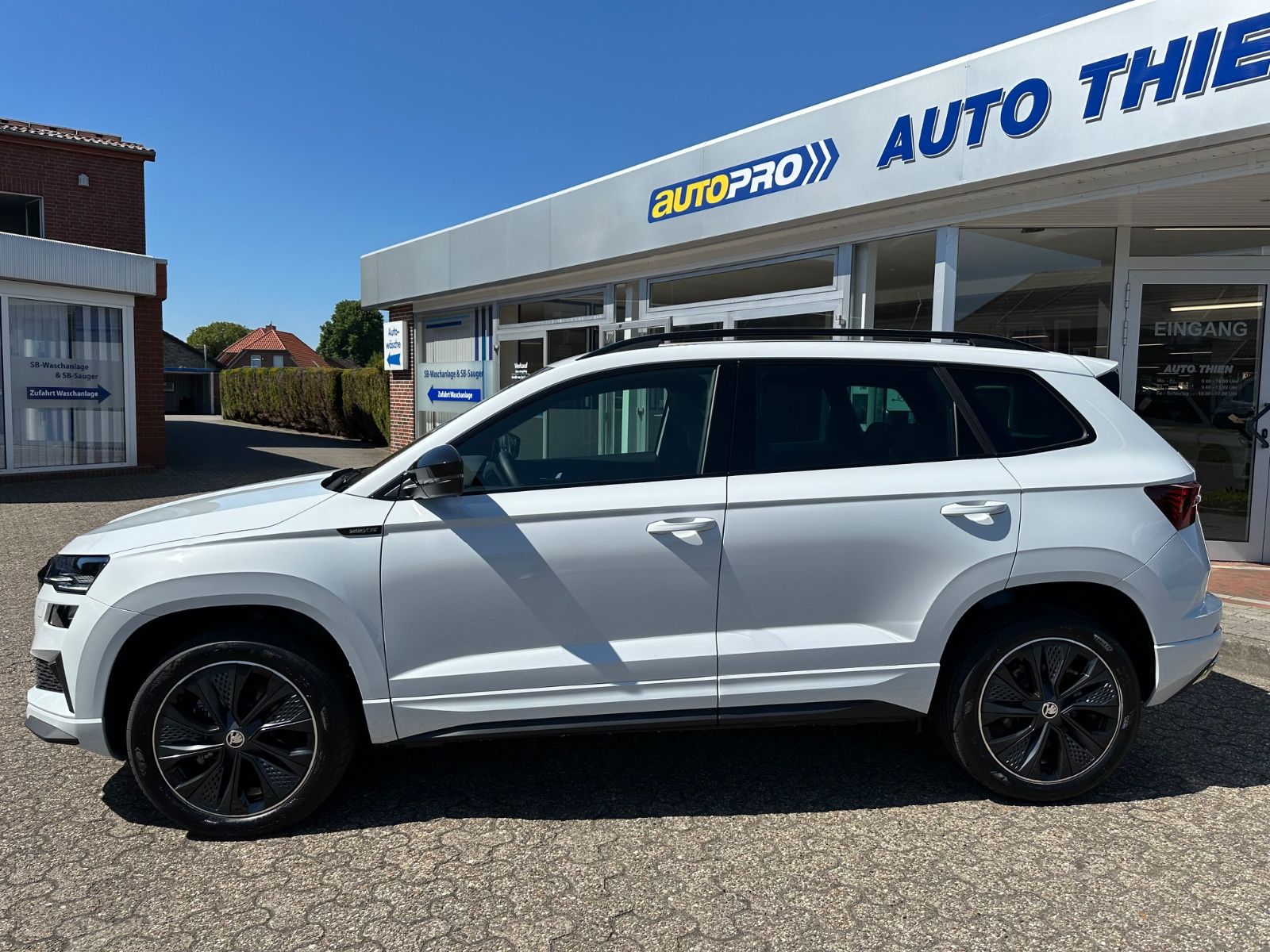 Fahrzeugabbildung SKODA Karoq 1.5 TSI Sportline DSG Pano/AHK/Navi/Matrix