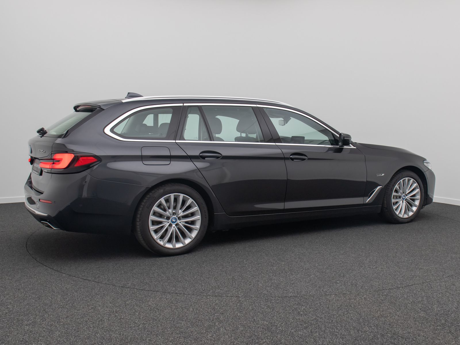 Fahrzeugabbildung BMW 530e xD LuxuryLine Panorama Laser Kamera HUD H/K