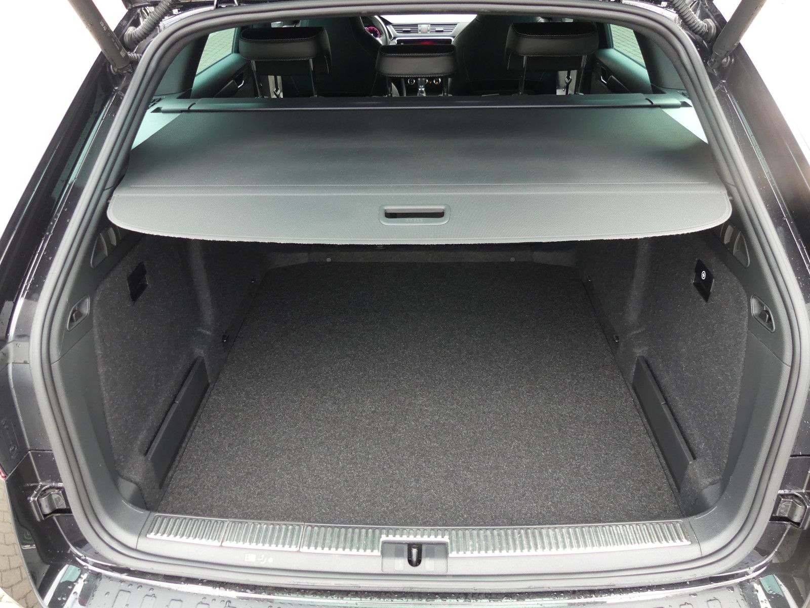 Fahrzeugabbildung SKODA Superb Combi Sportline 2,0 TDI DSG