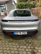 Porsche Taycan - - - silberne Porsche Taycan