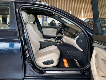 BMW 530 d xDrive *M-PAKET*HUD*AHK*BI-XENON*PANO*STHZ