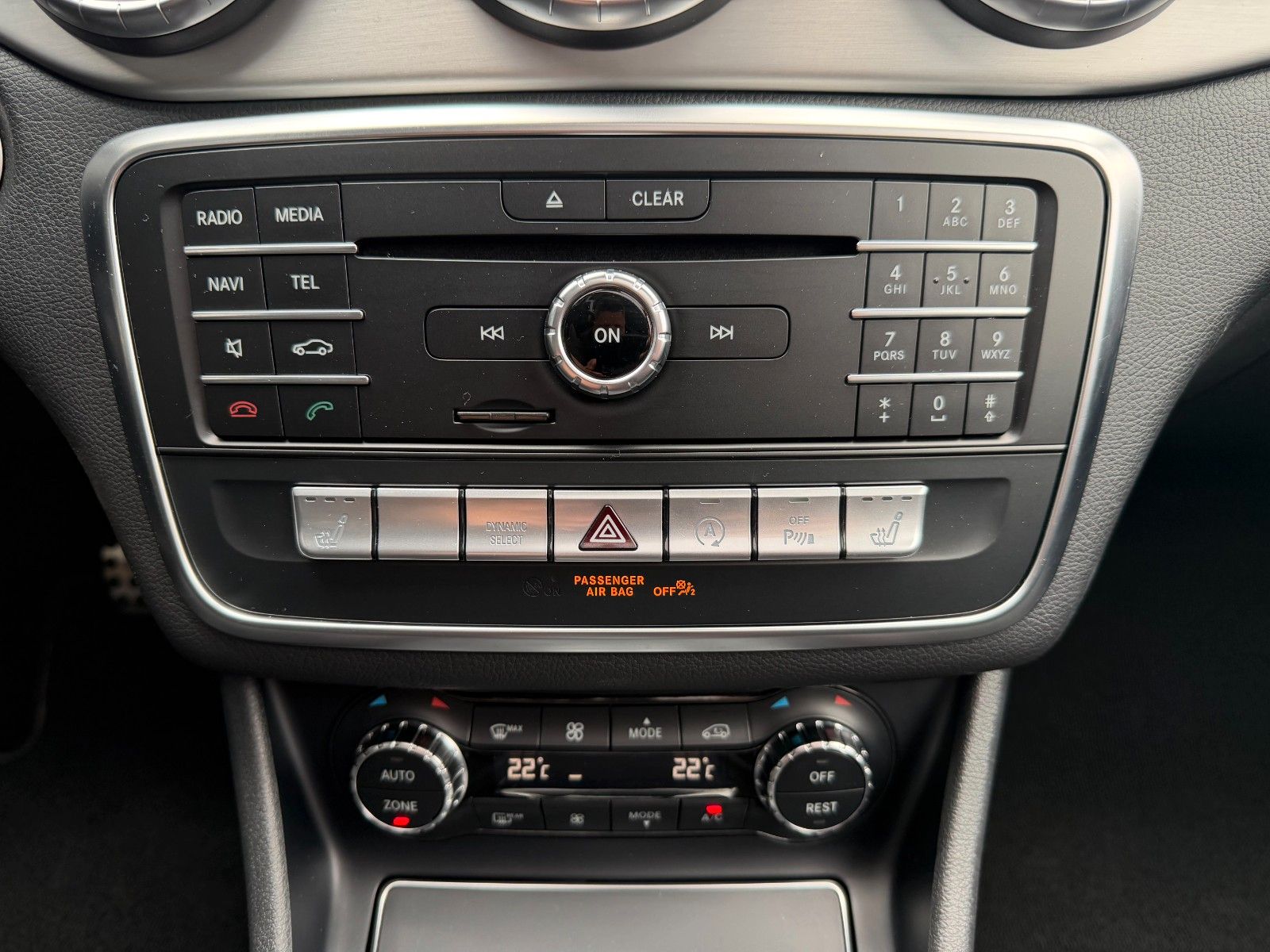 Fahrzeugabbildung Mercedes-Benz CLA 200 SB AMG+Pano+Distr+AHK+RKamera+TotW+