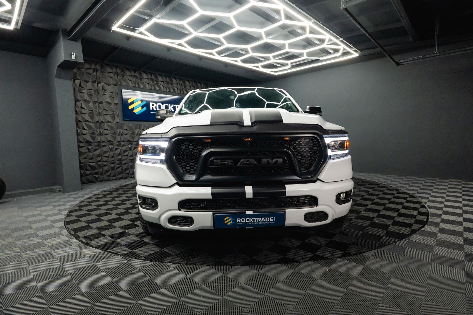 Fahrzeugabbildung Dodge RAM 5.7 V8 HEMI 4x4 OFFROAD Night-Paket LONGBED