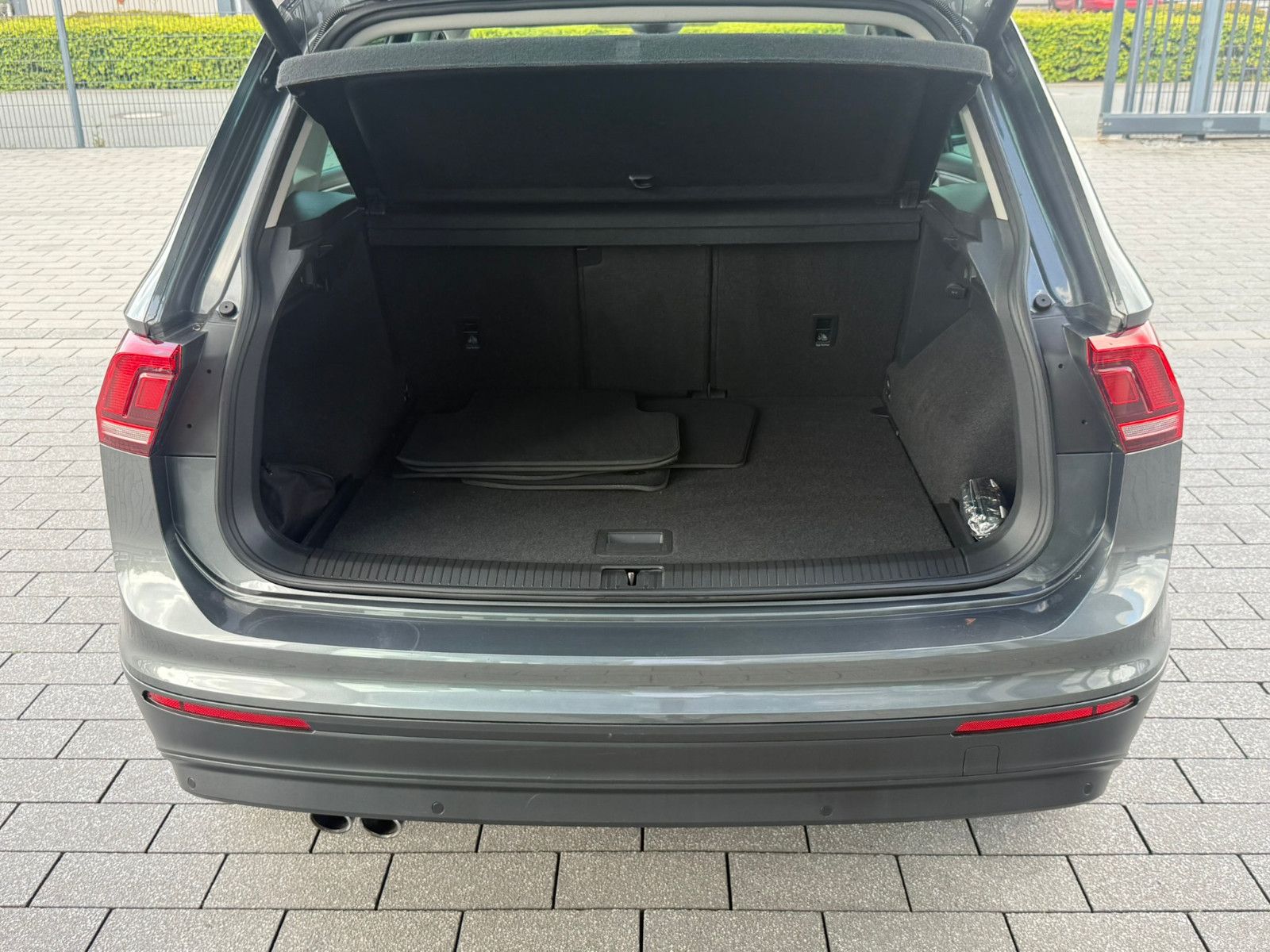 Fahrzeugabbildung Volkswagen Tiguan IQ.DRIVE PANO NAVI KLIMAAUTO SITZHEIZ AHK