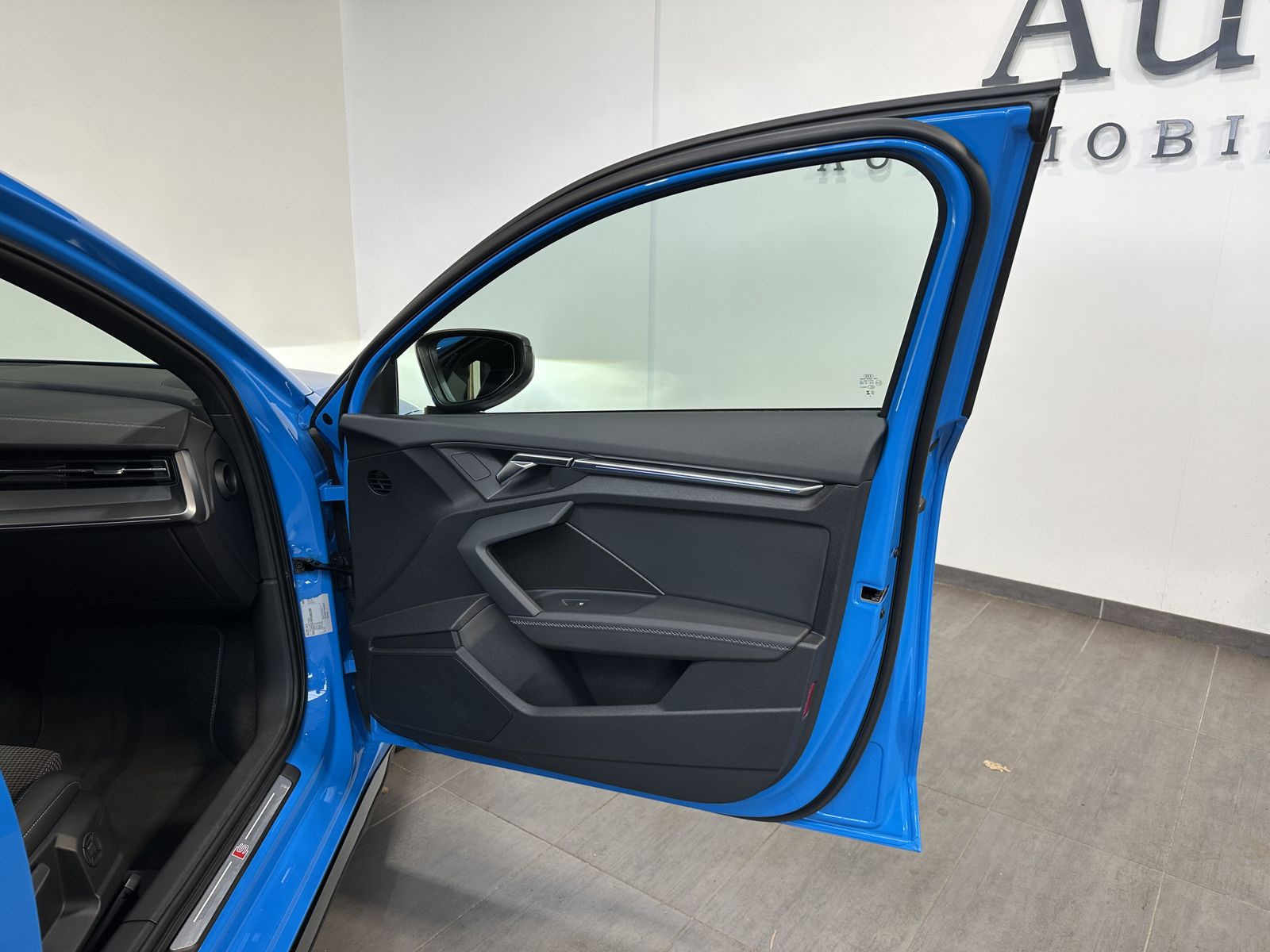 Fahrzeugabbildung Audi A3 SpB 35 TFSI S-Line Black NAV+LED+AHK+VCOCKPIT
