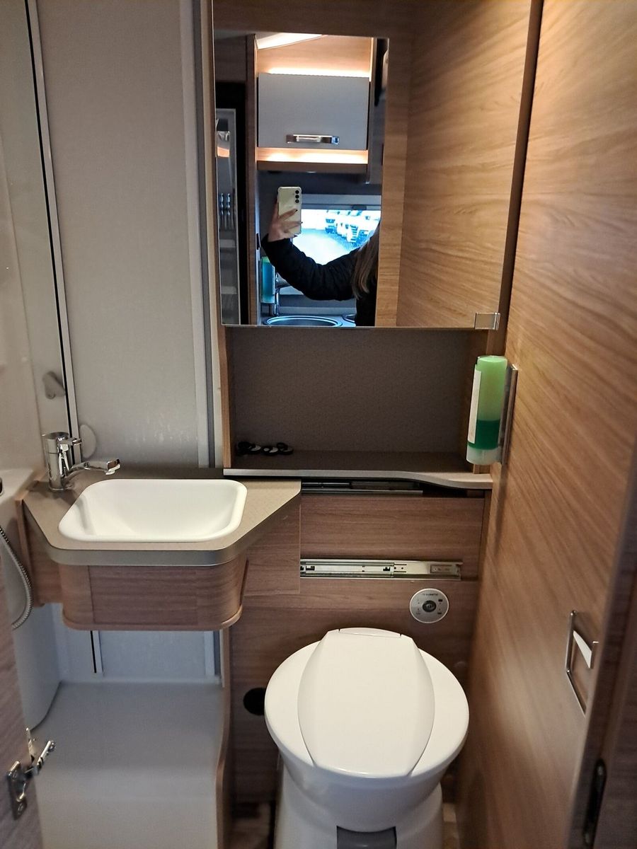 Fahrzeugabbildung Weinsberg CaraCompact Suite MB EDITION PEPPER 640 MEG AHK