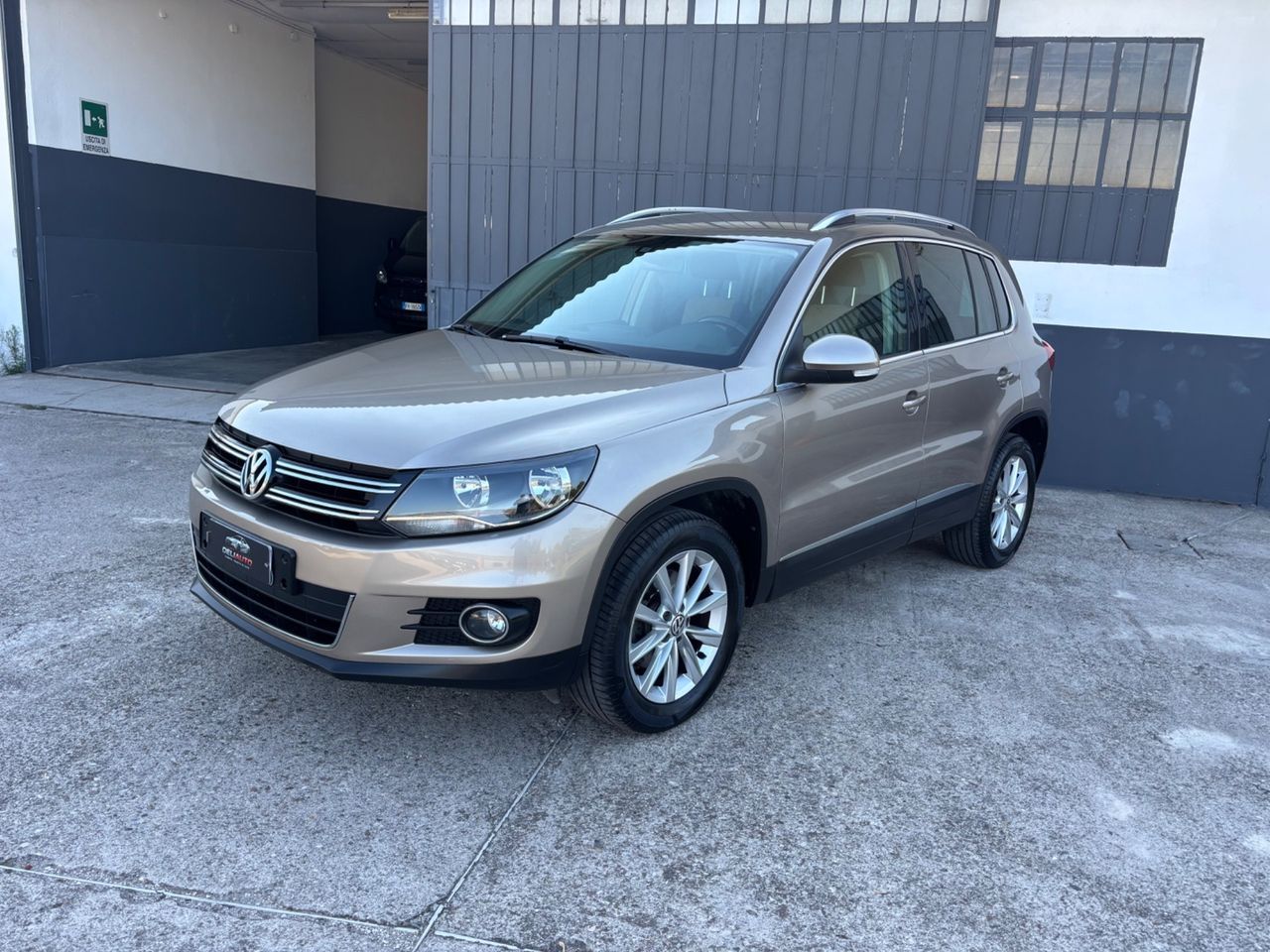 Volkswagen Tiguan - 1