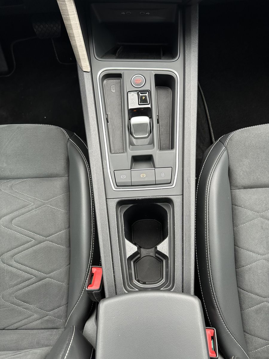 Fahrzeugabbildung SEAT Leon Xcellence e-Hybrid NAV+LED+PANORAMA+CARPLAY