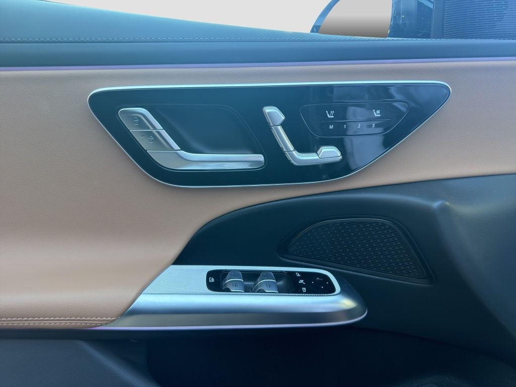 Fahrzeugabbildung Mercedes-Benz E 200 4MATIC Limousine AMG Line*HUD*Pano Dach