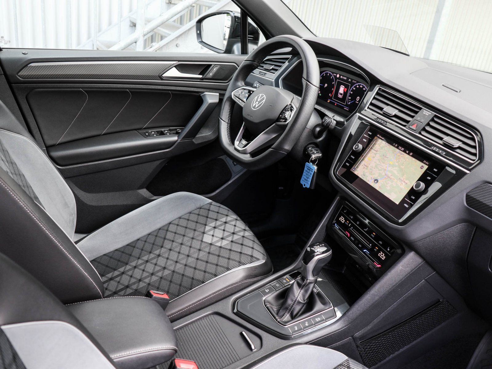 Volkswagen Tiguan 1.5 TSI R-Line Black AHK Kamera HUD foto 3