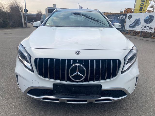 MERCEDES-BENZ GLA 220d 4M,Pan,LED,Kam,PDC,Ambiente