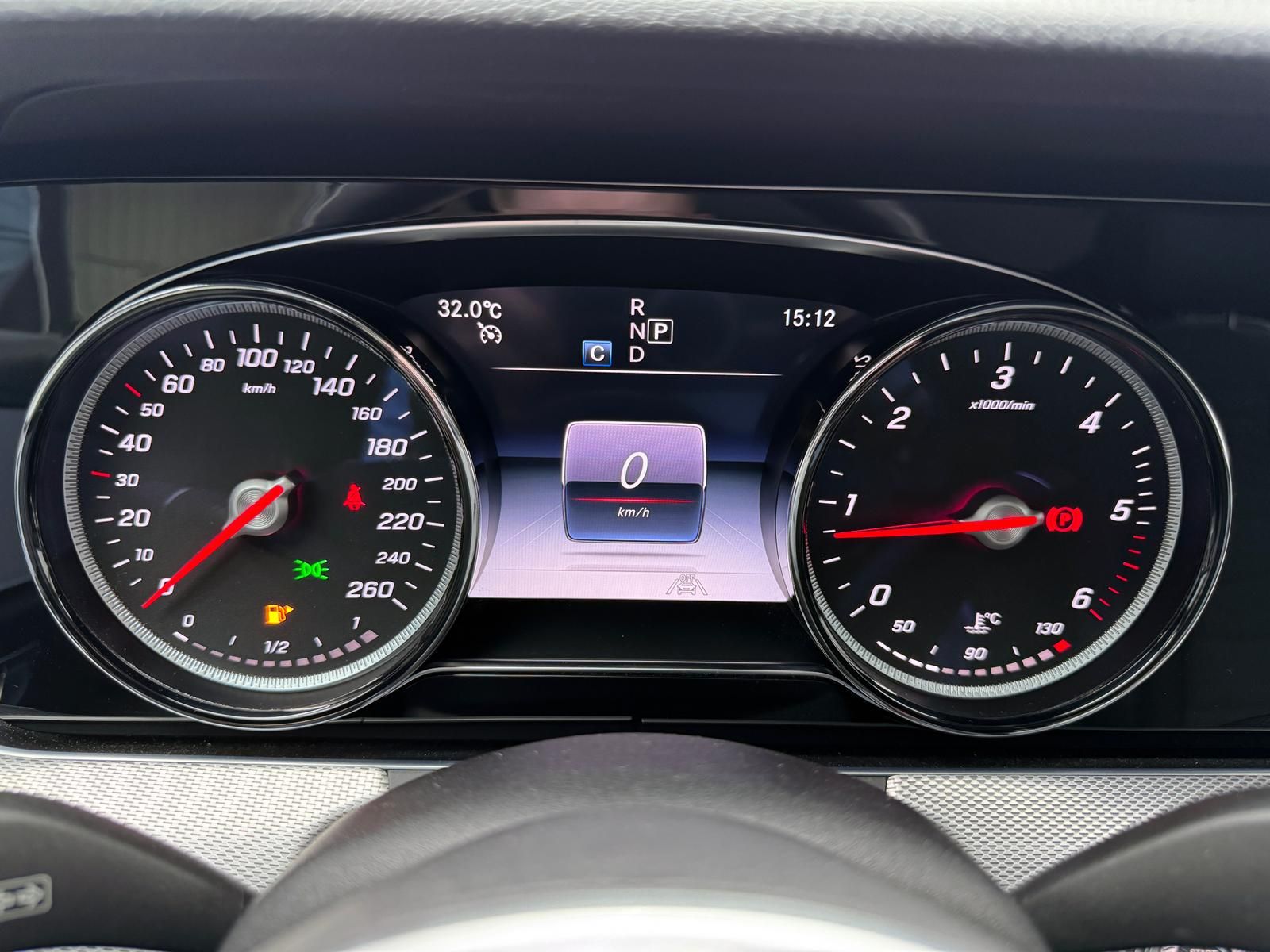Fahrzeugabbildung Mercedes-Benz d T AVANTGARDE/TWA/RCAM/PDC/LED/CARPLAY/AMBIENTE