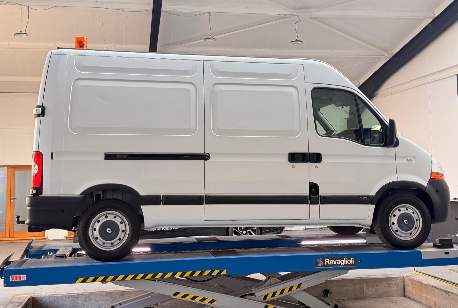 Renault Master II L2H2 Behördenfahrzeug