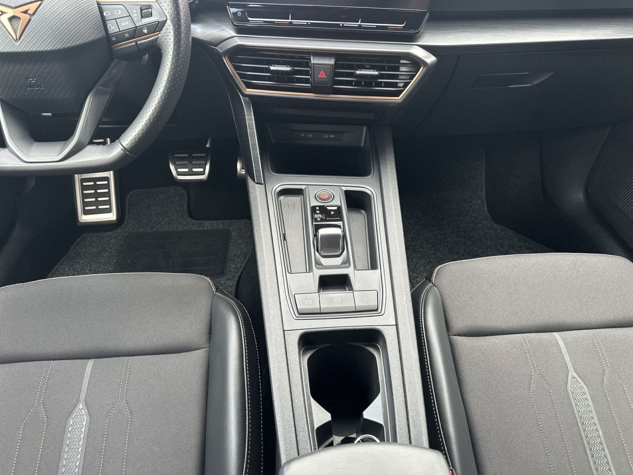 Fahrzeugabbildung CUPRA Leon 2.0 TSI 180 kW (245 PS) 7-Gang-DSG - mit KI generiert/bearbeitet