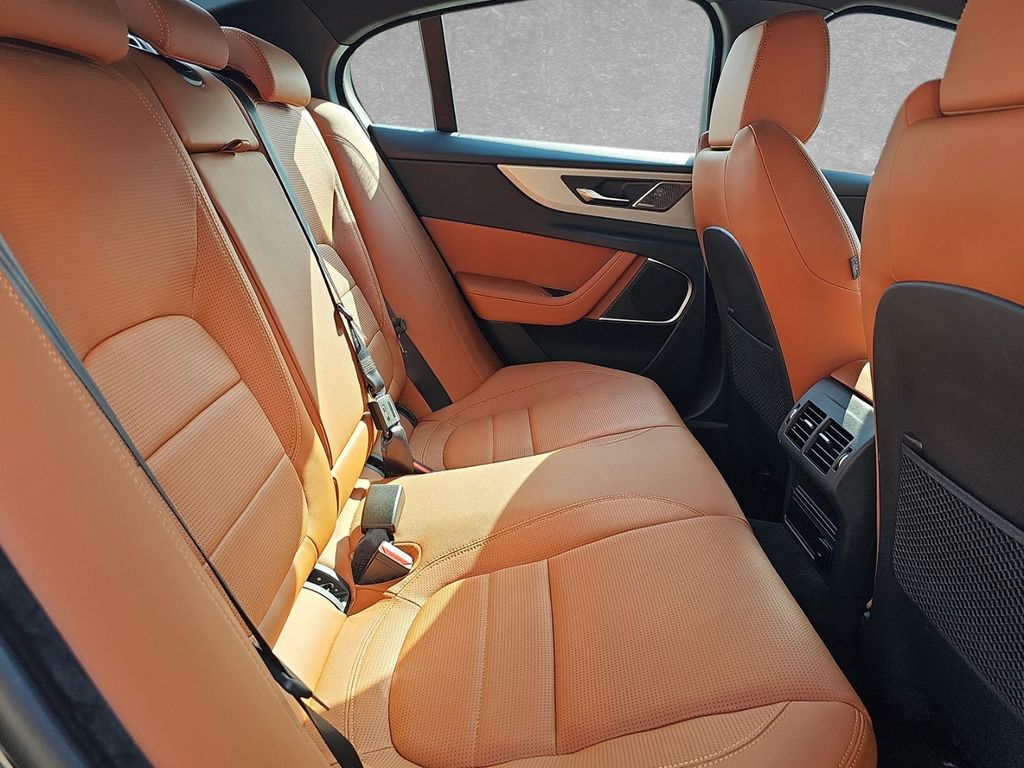 Jaguar XE P300 AWD R-Dynamic SE
