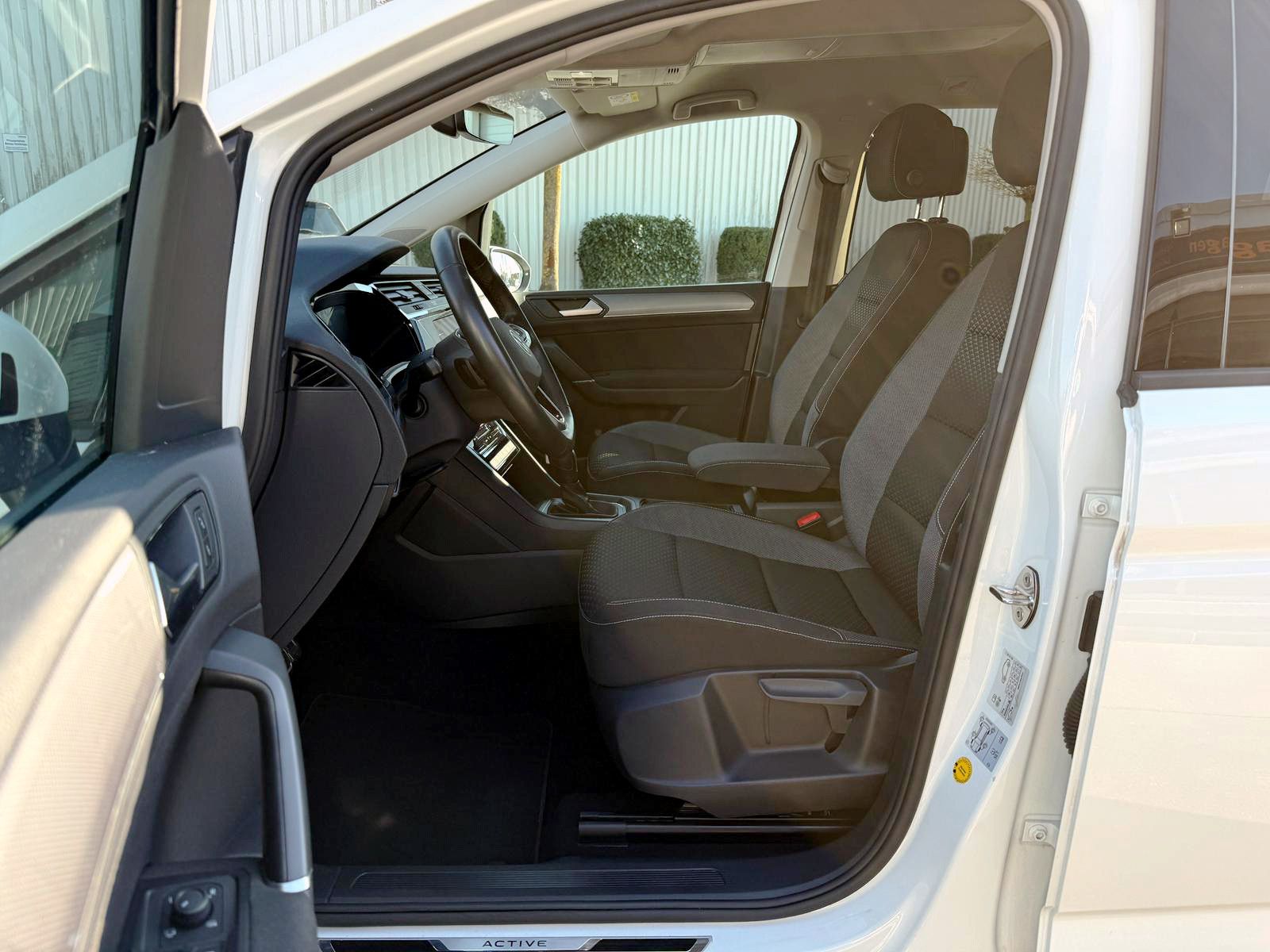 Fahrzeugabbildung Volkswagen Touran 1.5 TSI Active DSG ACC PDC KAM NAVI LED