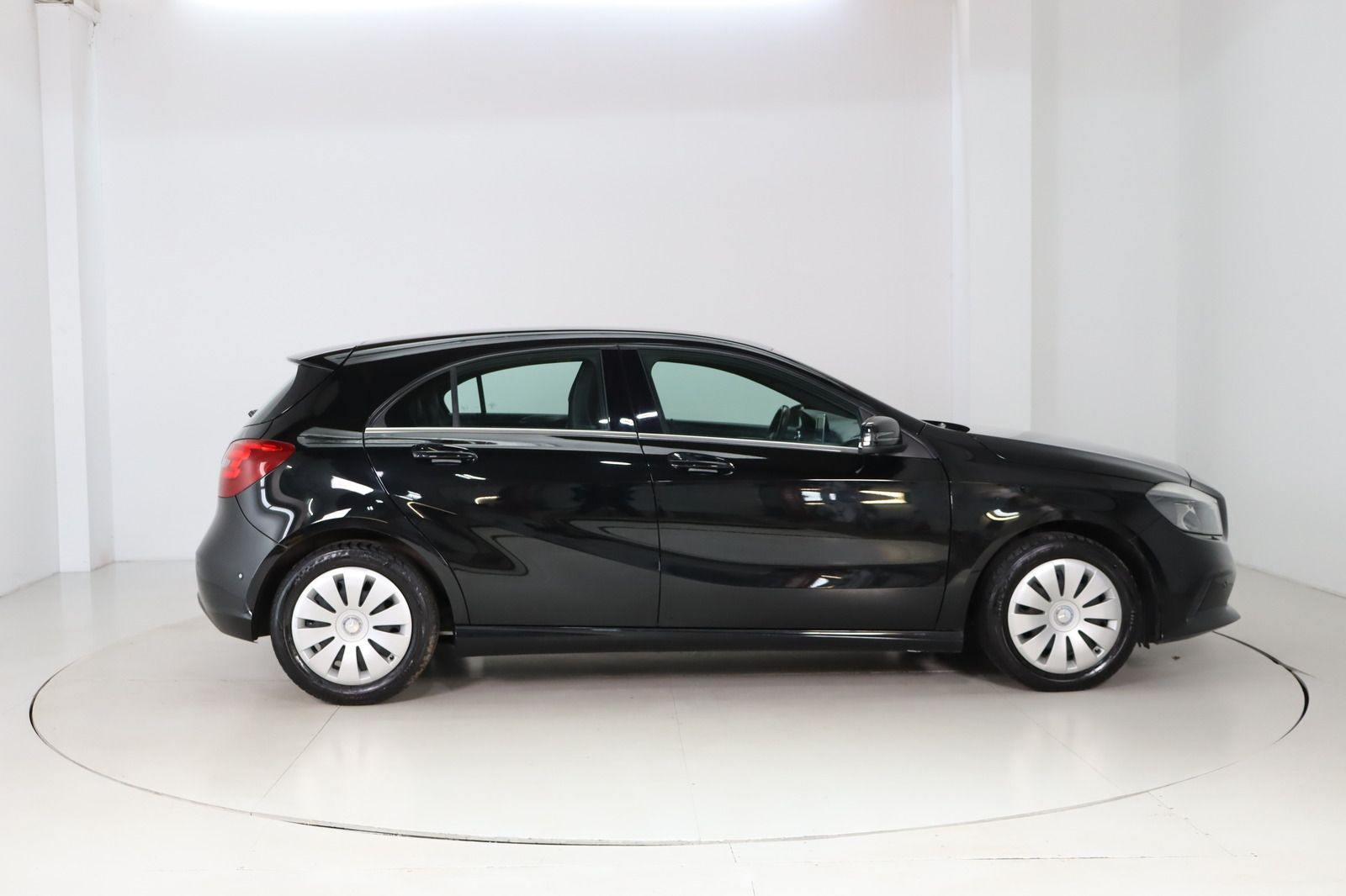 Fahrzeugabbildung Mercedes-Benz A 180 d * Navi * PDC * HU/AU neu