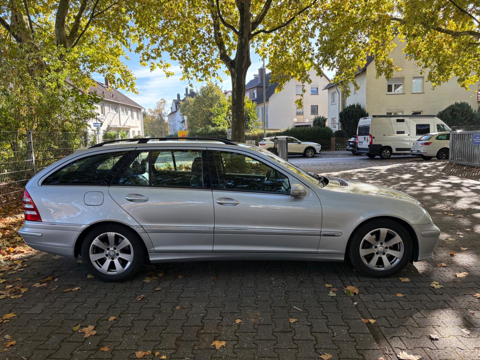 Mercedes-Benz C220 2006 — rear view
