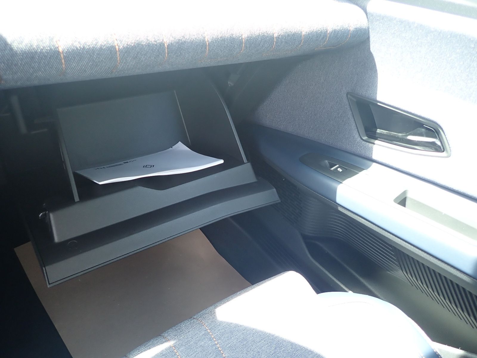 Fahrzeugabbildung Renault R 4 E-Tech elektrisch Techno "plein sud" 150 Com