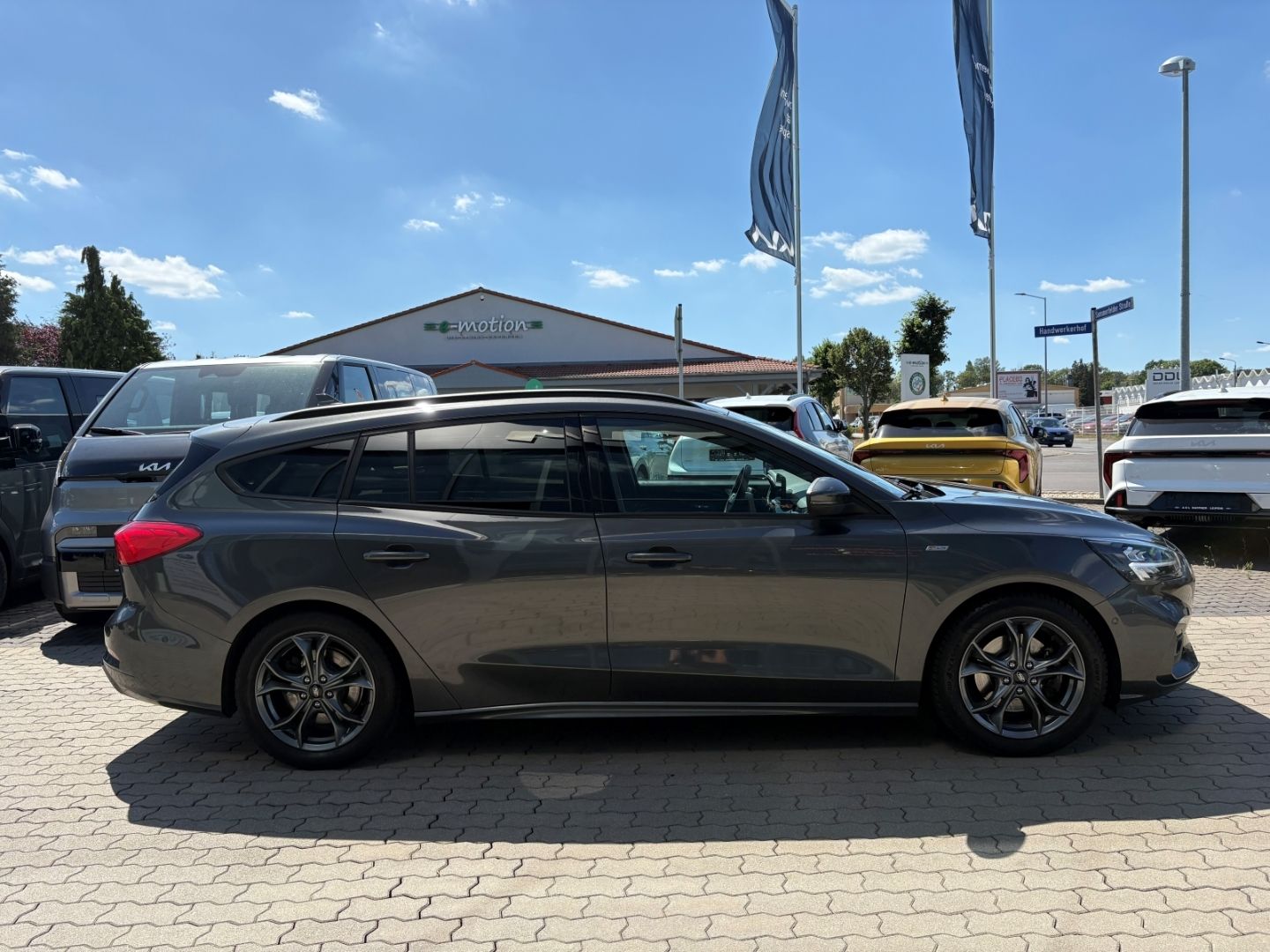 Fahrzeugabbildung Ford Focus Turnier ST-Line LED Kamera HeadUpDisplay