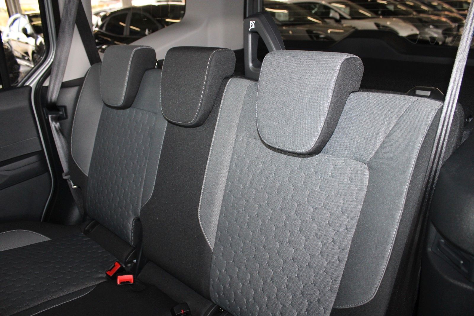 Fahrzeugabbildung Ford Tourneo Courier Titanium Automatik FahrerAssPak