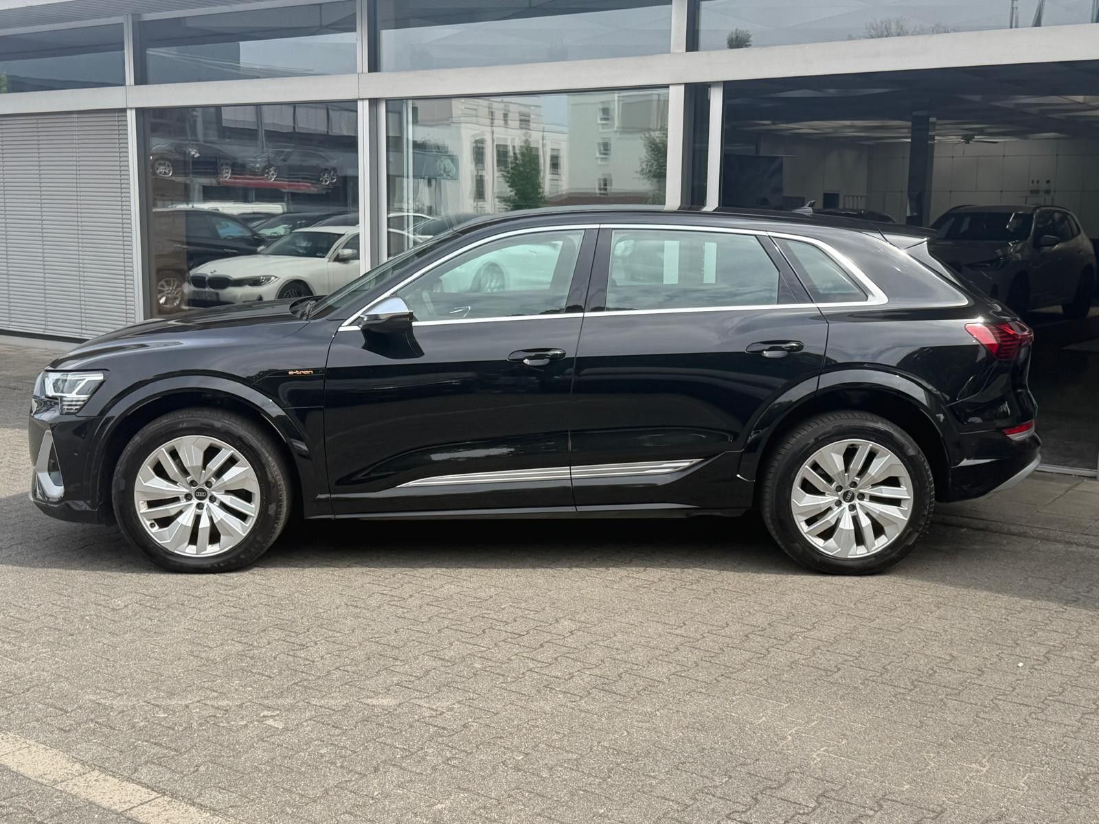 Fahrzeugabbildung Audi e-tron S QUATT 2X S LINE LUFT+MEMO+NAVI+LED+PDC+