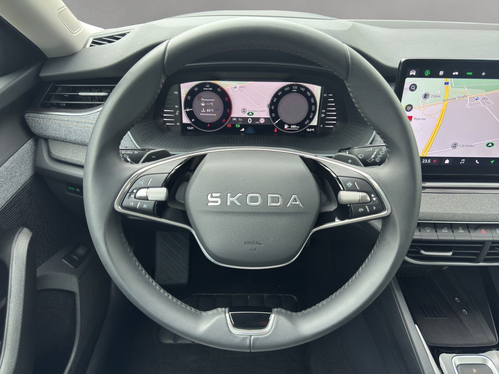 Fahrzeugabbildung SKODA Octavia 2.0 TDI DSG Selection/AHK/360°/HUD/LED/