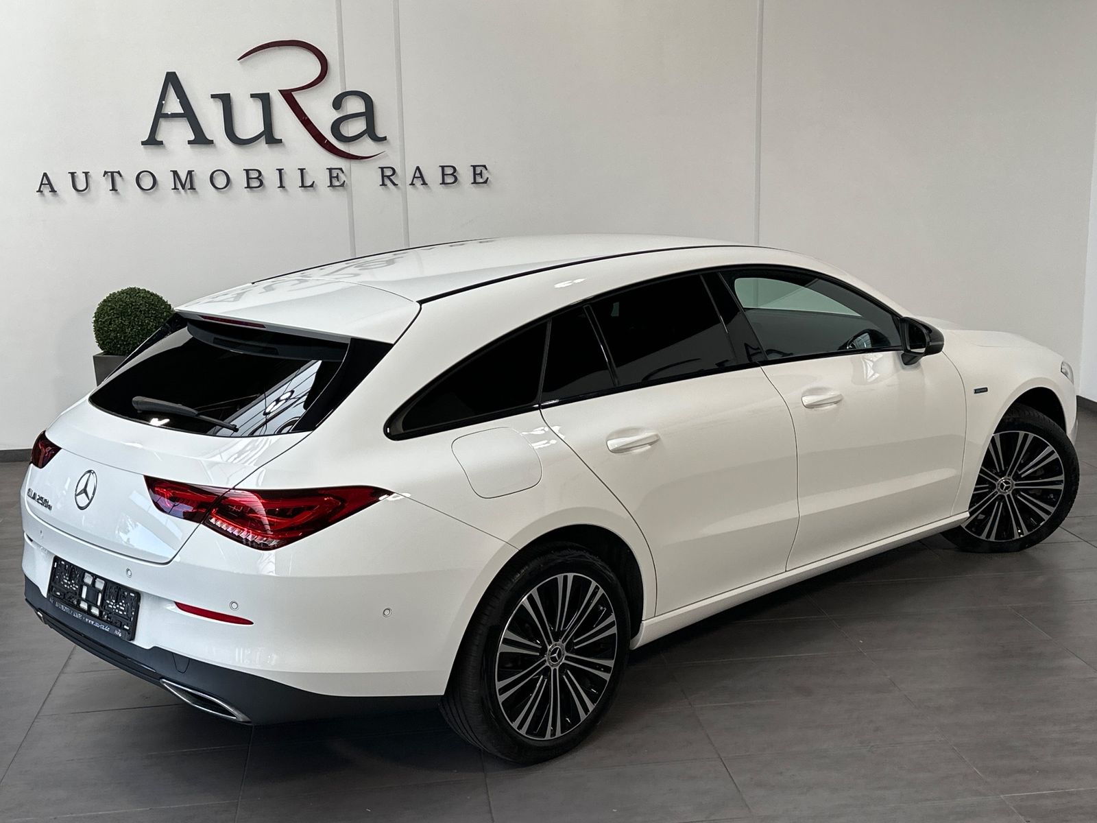 Fahrzeugabbildung Mercedes-Benz CLA 250 Shooting Brake e Night-Paket NAV+LED+AHK