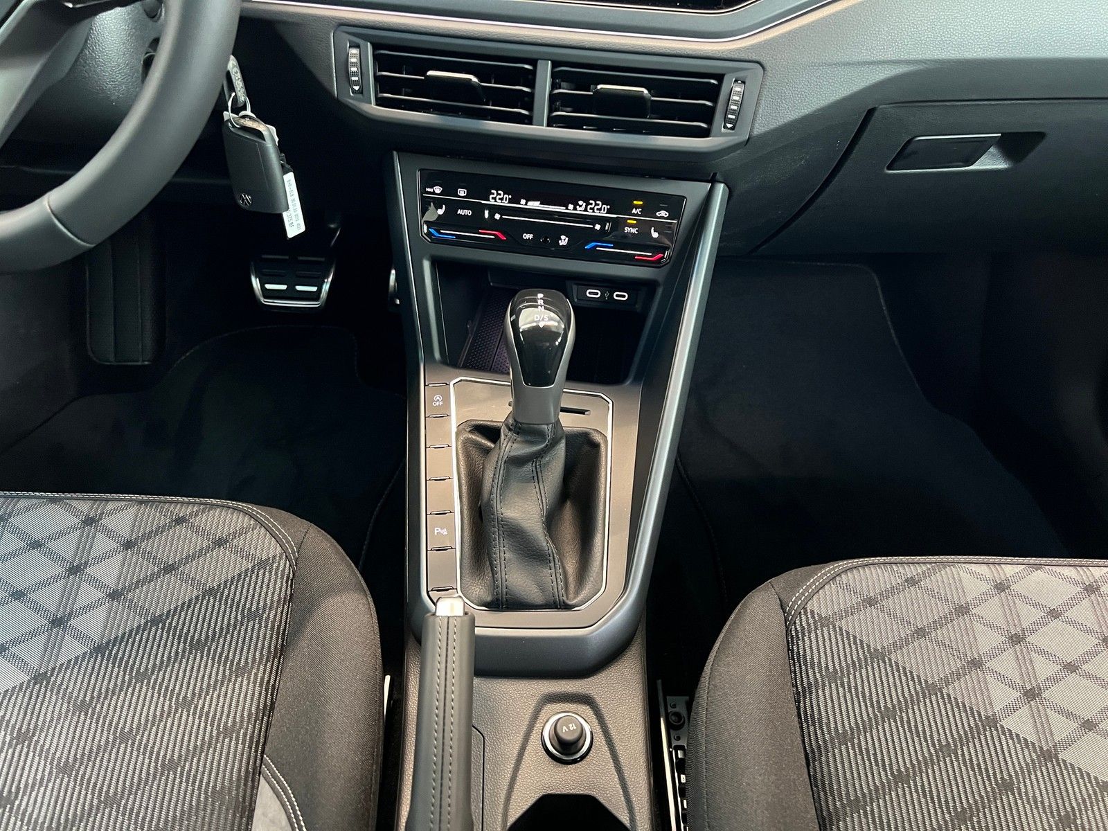 Fahrzeugabbildung Volkswagen Taigo R-Line +IQ.Drive  +Navigation  +Kamera