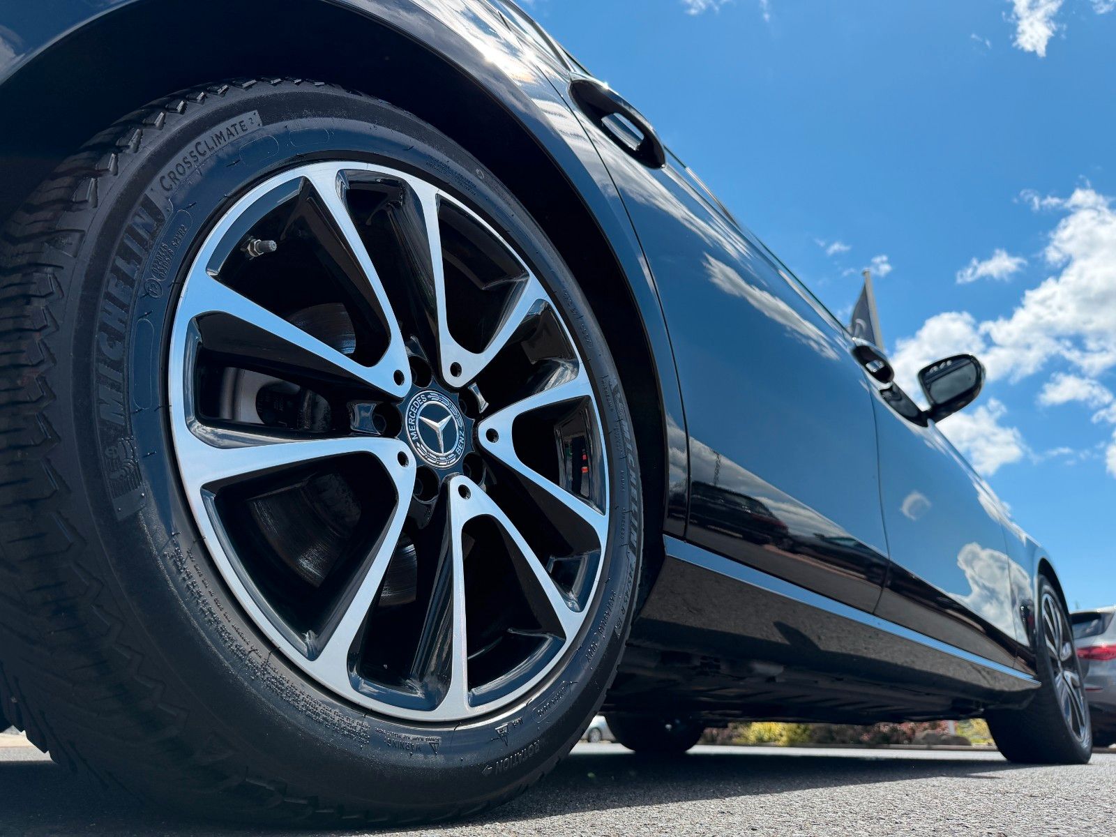 Fahrzeugabbildung Mercedes-Benz E 220 d Avantgarde Night+Burm+Pano+Memory+ILS