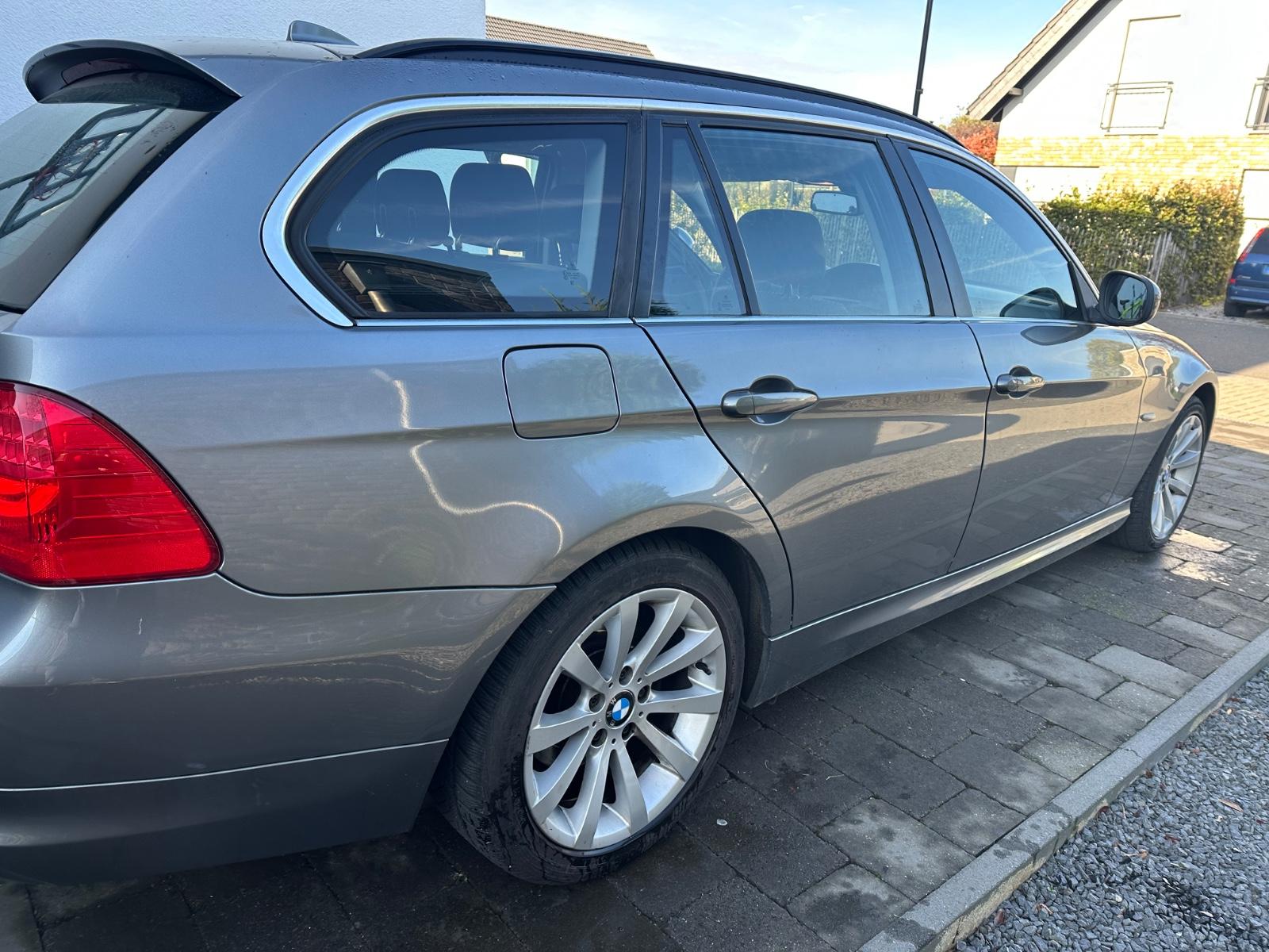 BMW 320 2011 — вигляд ззаду