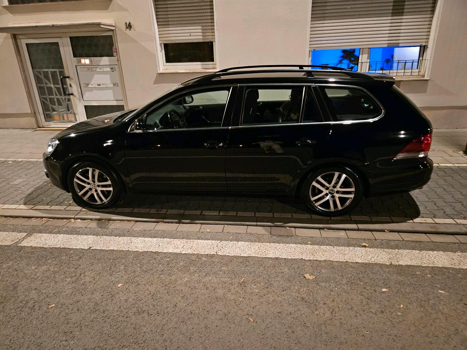 Volkswagen Golf 2012 — rear view