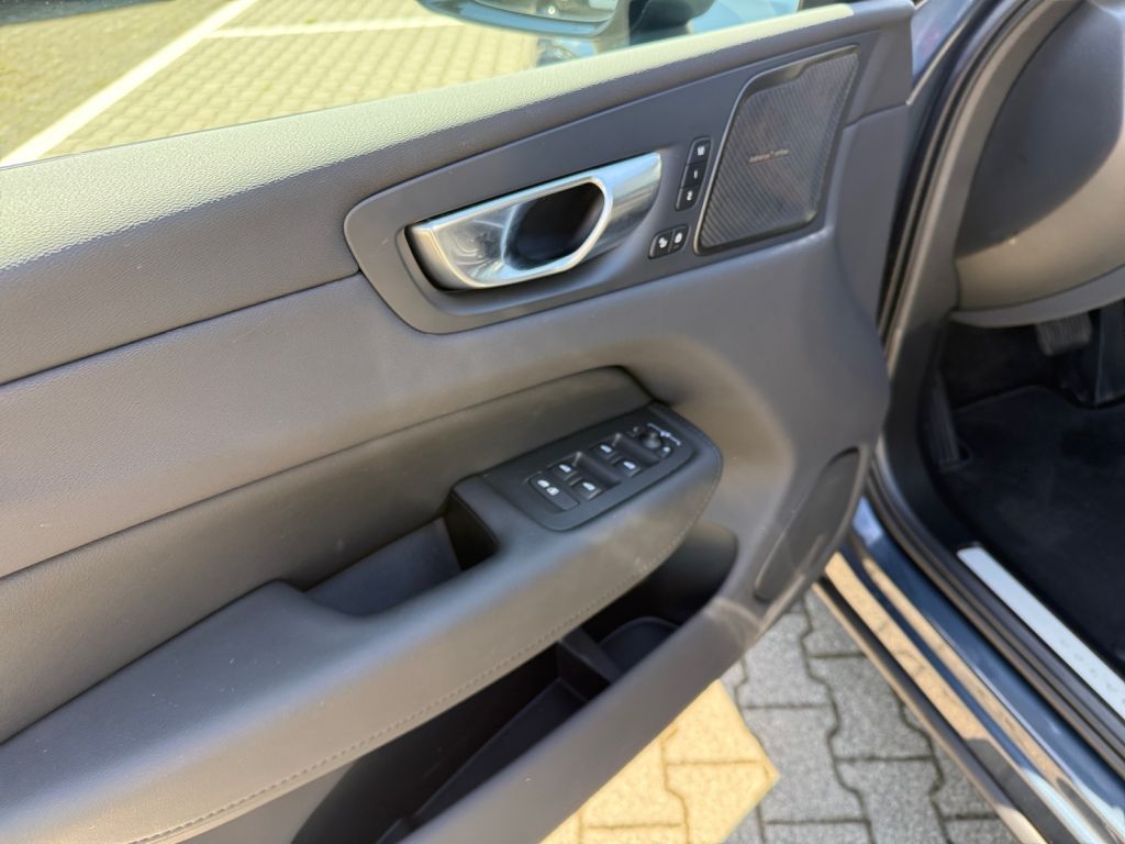 VOLVO XC60 T6 AWD Plug-in Hybrid Plus Dark 360° VOLVO XC60 T6 AWD Plug-in Hybrid Plus Dark 360°