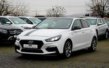 Hyundai i30 1.4 Fastback N LINE/VOLLSH/LED/NAVI/F1/RCAM - Hyundai i30 mit Benzin-Antrieb: Sportwagen, Automatik